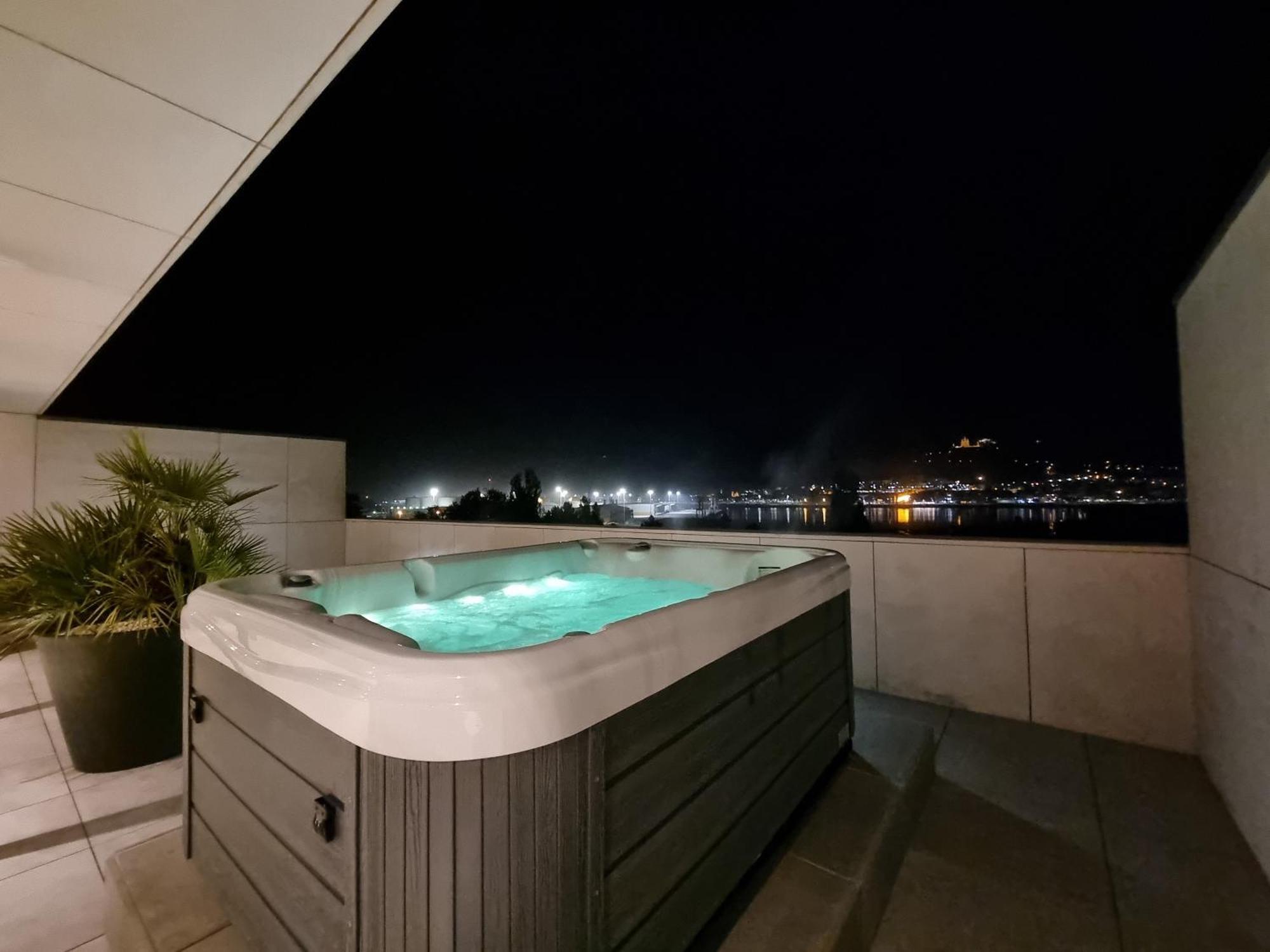 River Town View - Luxury Apartment With Jacuzzi On Terrace Віана-ду-Каштелу Екстер'єр фото